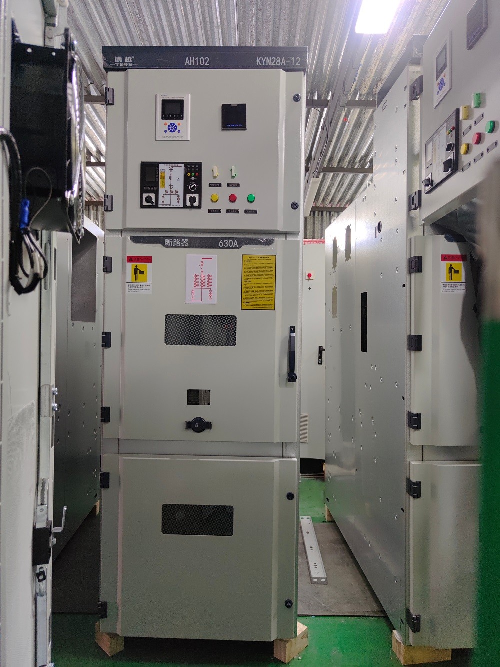高压配电柜-AH102-进线柜——KYN28-12型中置式金属铠装开关柜
