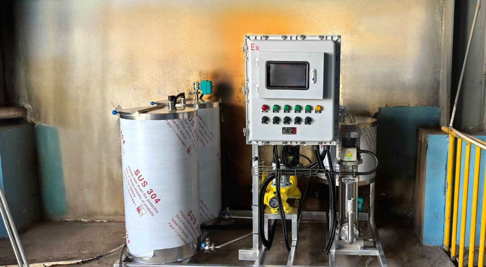 溶液配比定量加注PLC控制柜、溶液罐、储水罐、搅拌罐整套设备